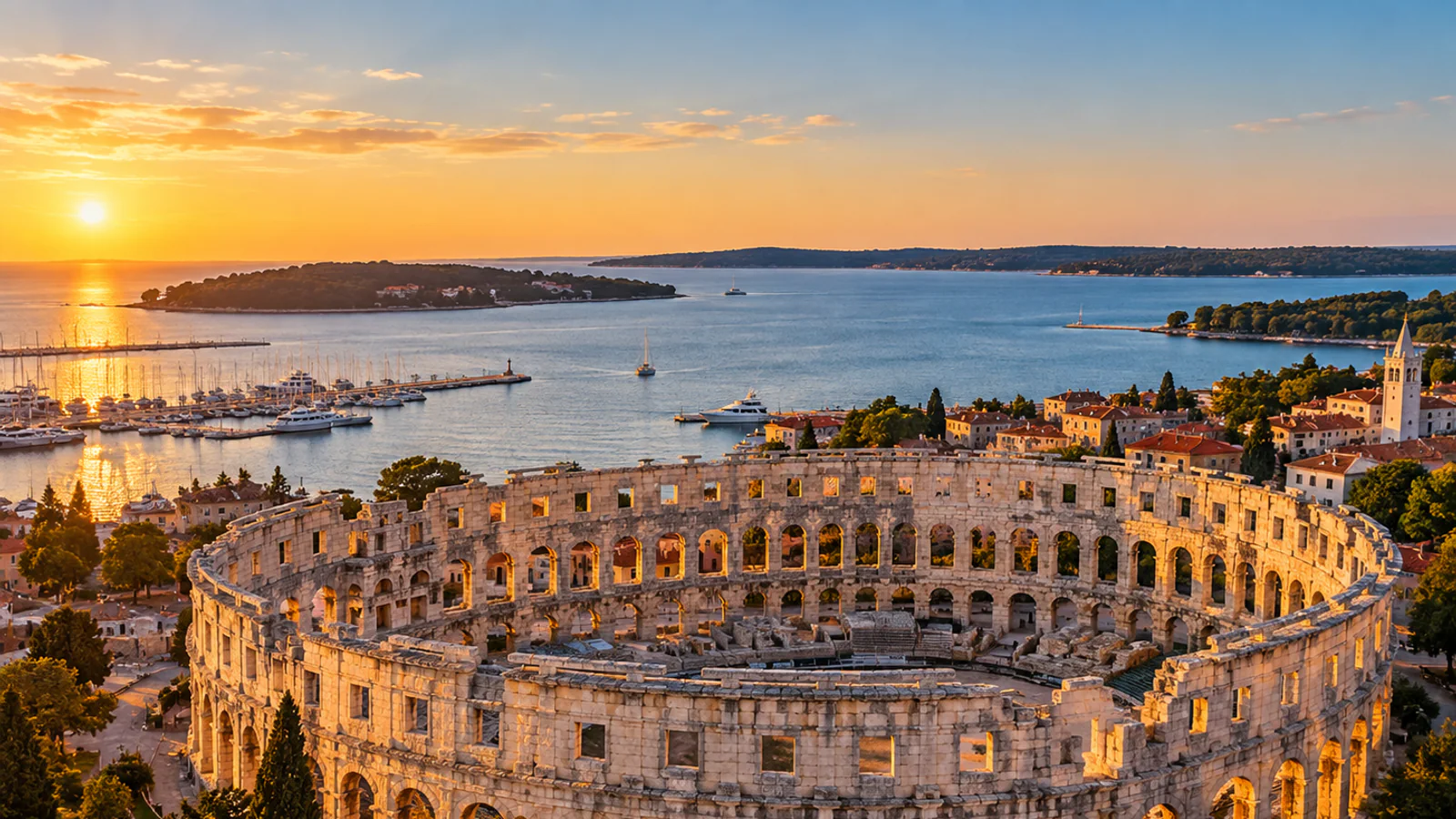 Pula Arena med Adriaterhavet i bakgrunnen i Kroatia